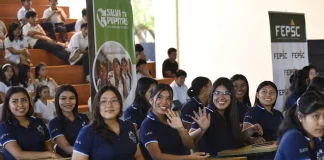 Empresarios donan 50 pupitres restaurados a unidad educativa empresarios-donan-50-pupitres-restaurados-a-unidad-educativa