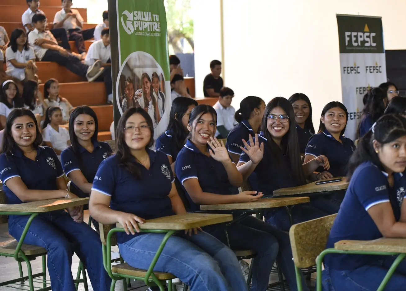 empresarios-donan-50-pupitres-restaurados-a-unidad-educativa