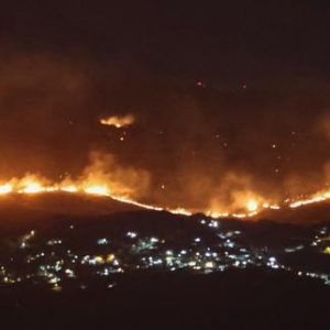 toute-la-region-sest-retrouvee-eclairee-par-les-flammes:-les-habitants-du-sud-du-liban-vivent-dans-la-peur-des-frappes-israeliennes-et-des-incendies-quelles-provoquent