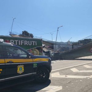 passarela-desaba-apos-ser-atingida-por-caminhao-e-deixa-2-mortos-na-fernao-dias,-no-interior-de-sp