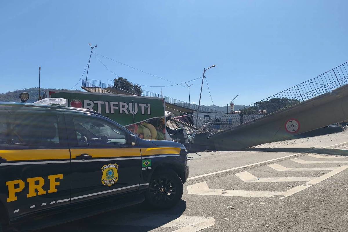 passarela-desaba-apos-ser-atingida-por-caminhao-e-deixa-2-mortos-na-fernao-dias,-no-interior-de-sp