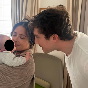 salma-hayek-se-convierte-en-abuela-por-primera-vez-y-presenta-a-su-nieto:-panchito!