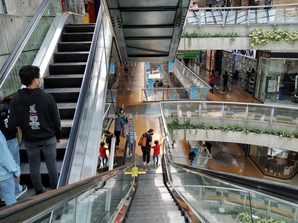 centros-comerciales-y-gobierno-acuerdan-racionamiento-electrico-por-8-semanas