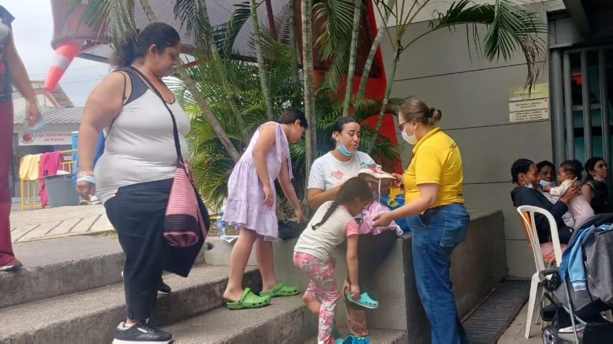 exodo-de-familias-en-cali-hacia-albergues-por-el-terremoto:-‘escape-de-avalancha-en-mocoa-y-de-inundacion-con-mis-hijos;-por-el-sismo-lo-perdi-todo’