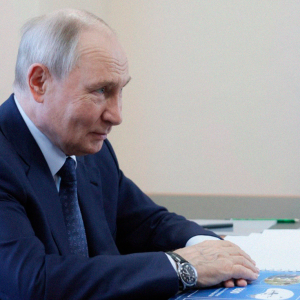 por-temor-a-que-el-kremlin-confisque-su-dinero-para-la-guerra,-rusos-retiran-miles-de-millones-de-sus-cuentas-bancarias