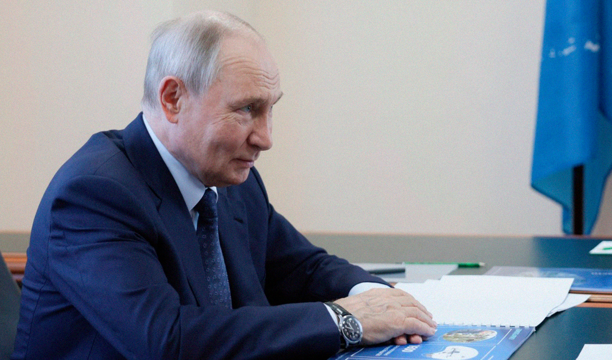 por-temor-a-que-el-kremlin-confisque-su-dinero-para-la-guerra,-rusos-retiran-miles-de-millones-de-sus-cuentas-bancarias