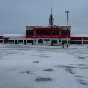 suspenden-operaciones-aereas-en-uyuni-debido-a-la-acumulacion-de-nieva-en-la-pista