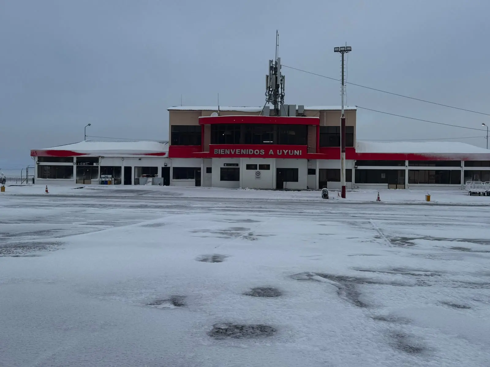 suspenden-operaciones-aereas-en-uyuni-debido-a-la-acumulacion-de-nieva-en-la-pista