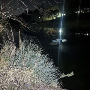 un-auto-cayo-a-un-rio-con-tres-adolescentes