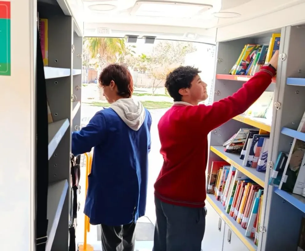 bibliomovil-lleva-libros-y-nuevas-historias-a-tierras-blancas
