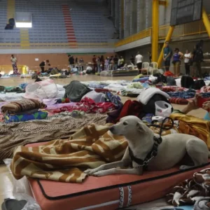 la-vida-que-sigue-despues-de-perderlo-todo:-los-rostros-de-los-damnificados-que-duermen-en-albergues-y-salen-a-trabajar