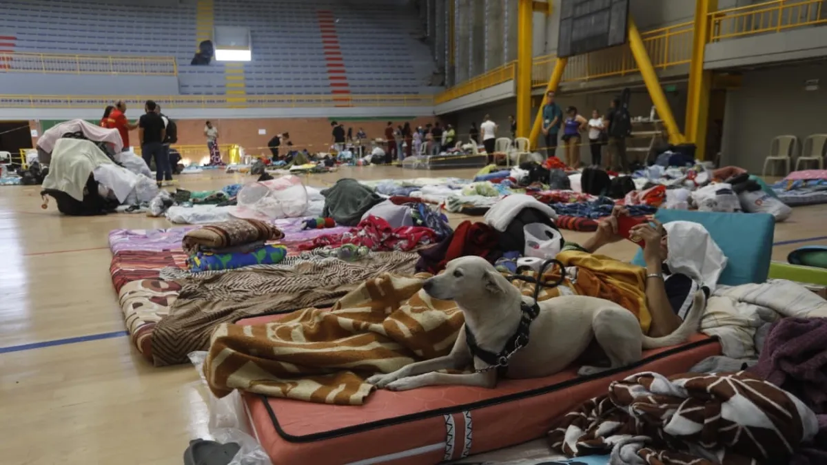 la-vida-que-sigue-despues-de-perderlo-todo:-los-rostros-de-los-damnificados-que-duermen-en-albergues-y-salen-a-trabajar