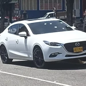 atentado-sicarial-en-bucaramanga-atemorizo-a-conductores-en-plena-carrera-15:-agresores-dispararon-en-mas-de-10-ocasiones-a-un-vehiculo-blindado