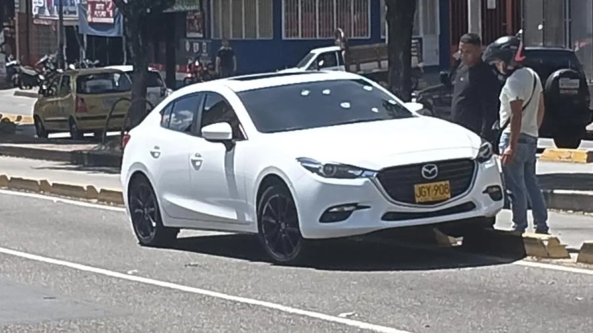 atentado-sicarial-en-bucaramanga-atemorizo-a-conductores-en-plena-carrera-15:-agresores-dispararon-en-mas-de-10-ocasiones-a-un-vehiculo-blindado