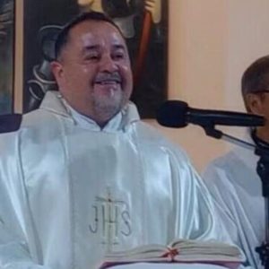 un-cura-atropello-a-tres-jovenes-y-huyo:-dijo-que-no-advirtio-el-choque-porque-iba-con-la-musica-alta