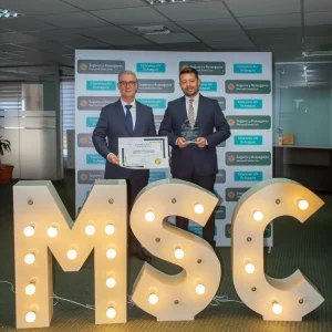 seguros-y-reaseguros-mercantil-santa-cruz-recibe-distincion-internacional-por-una-cultura-centrada-en-las-personas