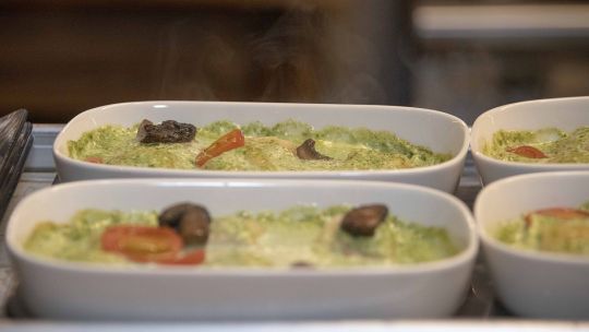 entre-la-tierra-y-las-nubes:-asi-se-cocina-el-menu-que-se-disfruta-a-10.000-m-de-altura