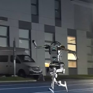 te-presentamos-a-superman,-el-robot-humanoide-chino-que-corre-mas-rapido-que-usain-bolt