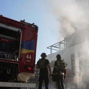 en-direct,-guerre-enukraine:-deux-personnes-tuees-dans-de-nouvelles-frappes-russes-sur-kiev,-apres-celles-de-la-nuit-qui-ont-fait-au-moins-15morts