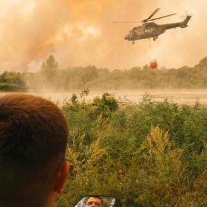 en-serbie,-les-pompiers-luttent-contre-un-immense-feu,-soutenus-par-lenvoi-dun-avion-bombardier-deau-russe