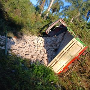 camion-cargado-con-ladrillos-volco-y-omanoite-un-joven