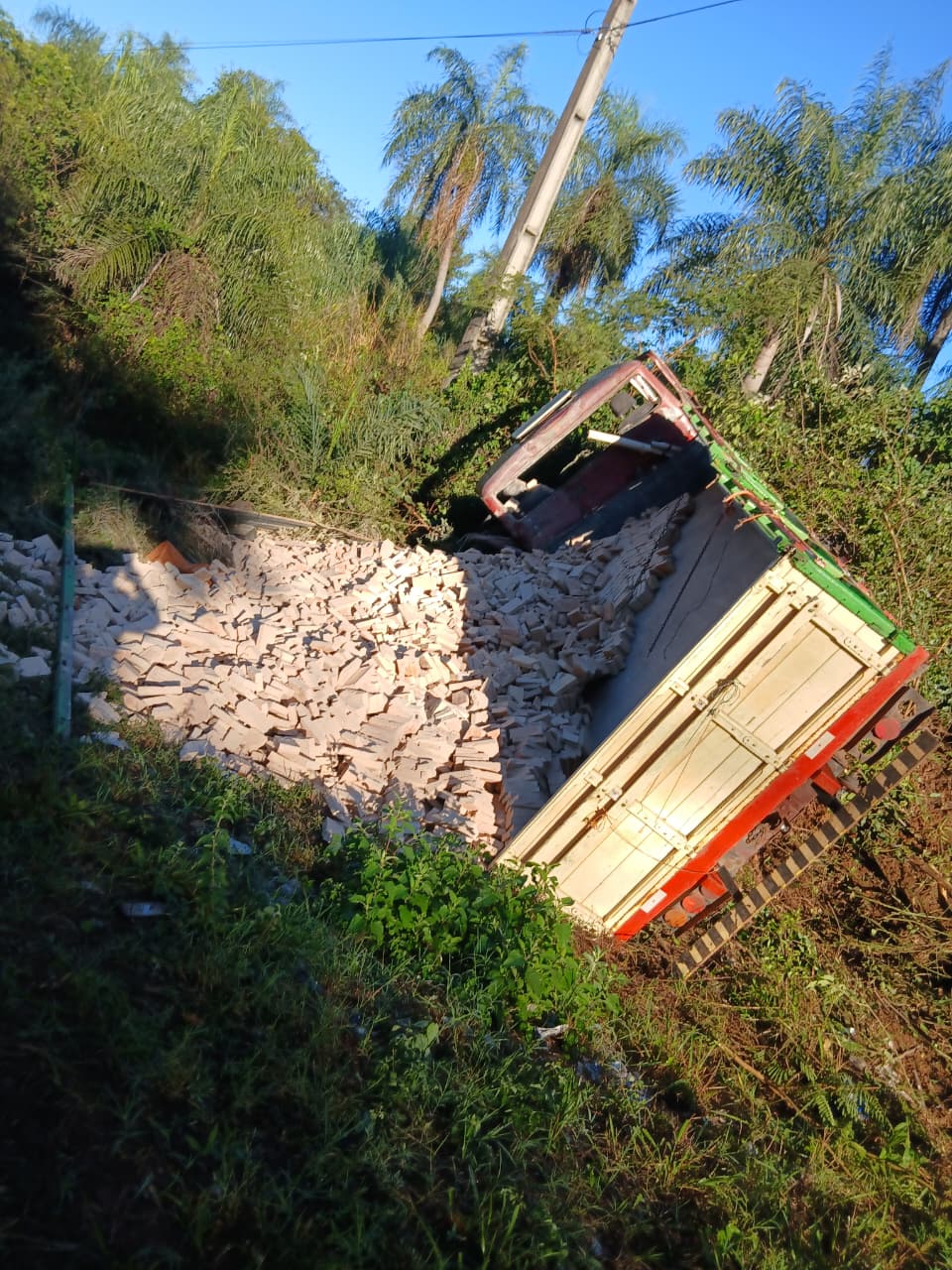 camion-cargado-con-ladrillos-volco-y-omanoite-un-joven