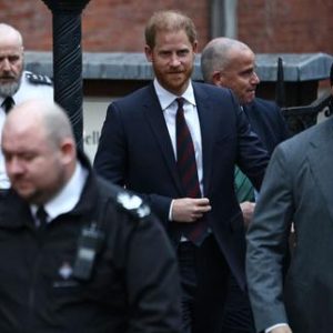 proces-contre-le-daily-mail:-le-prince-harry,-elton-john,-liz-hurley-et-dautres-personnes-devront-verser-plus-de-11millions-deuros-au-journal-britannique