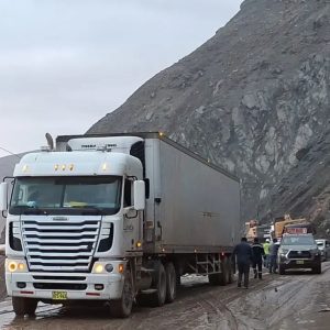 habilitan-un-carril-de-la-panamericana-sur-tras-seis-dias-de-bloqueo-por-huaicos-en-arequipa