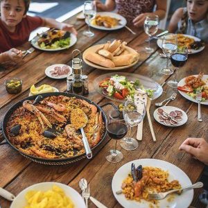 qual-e-o-melhor-horario-para-jantar-e-por-que-comer-a-mesma-coisa-tem-efeitos-diferentes-dependendo-da-hora-do-dia?