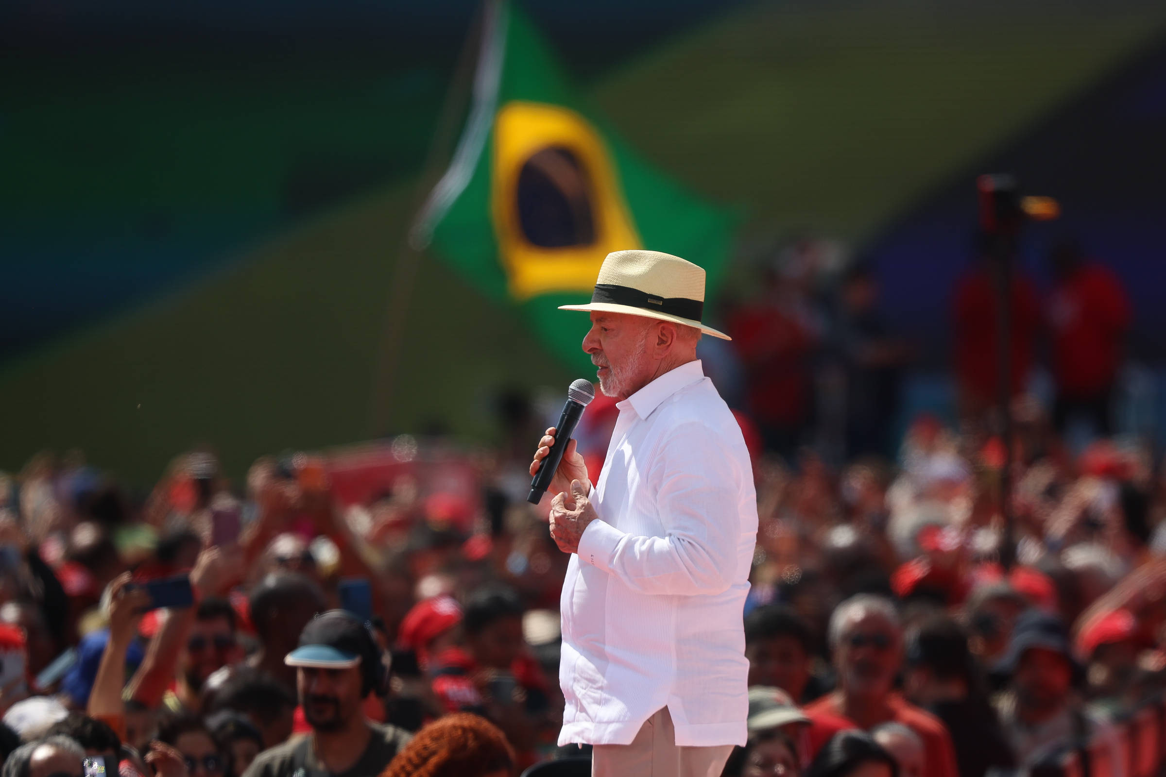 datafolha:-avaliacao-positiva-de-lula-vai-de-46%-em-pe-a-27%-em-sp,-rj-e-df