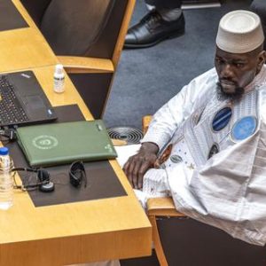 en-guinee,-le-retour-de-vacances-de-mamadi-doumbouya-ne-suffit-pas-a-faire-taire-les-doutes-sur-sa-capacite-a-tenir-le-pouvoir