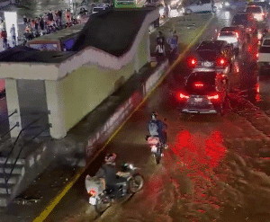 coche-anegado-y-el-rio-guaire-desbordado-tras-intensas-lluvias-en-caracas