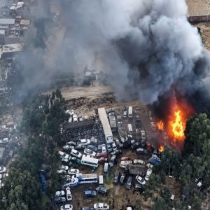 voraz-incendio-en-deposito-de-la-pnp-deja-mas-de-100-vehiculos-quemados-en-el-tambo,-huancayo