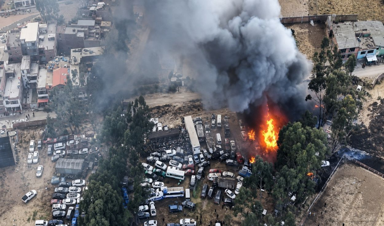 voraz-incendio-en-deposito-de-la-pnp-deja-mas-de-100-vehiculos-quemados-en-el-tambo,-huancayo