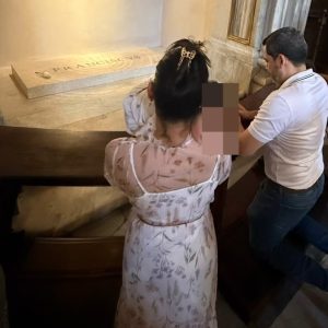 raul-latorre-visito-la-tumba-del-papa-francisco