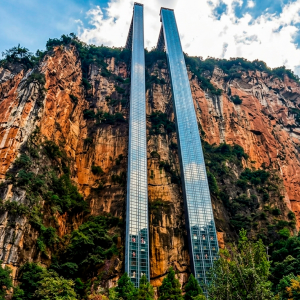 el-ascensor-panoramico-de-china-que-sube-una-montana-y-lleva-ninos-al-colegio:-redujo-un-peligroso-camino-de-6-horas-a-30-minutos