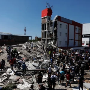 la-otra-tragedia:-tratar-de-proteger-lo-que-les-quedo-del-azote-de-saqueadores-en-cali,-luego-del-terremoto-mas-aterrador-en-una-decada