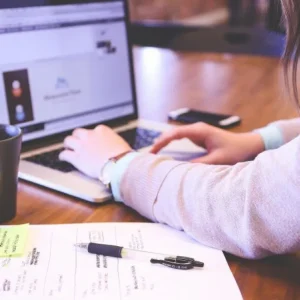 profesionales-sin-empleo-acorde-a-sus-estudios:-el-desempleo-ilustrado-se-profundiza-en-chile