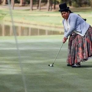 cholitas-golfistas-de-la-paz-conquistan-el-lente-de-michael-dunn