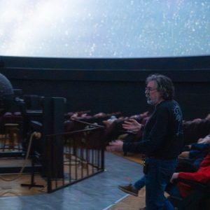 del-cielo-de-belvedere-a-“la-vida-en-otros-lugares”:-la-ultima-funcion-de-oscar-mendez,-que-se-jubilo-luego-de-22-anos-al-frente-del-planetario-de-montevideo