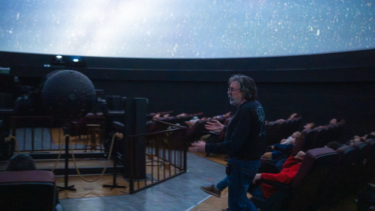 del-cielo-de-belvedere-a-“la-vida-en-otros-lugares”:-la-ultima-funcion-de-oscar-mendez,-que-se-jubilo-luego-de-22-anos-al-frente-del-planetario-de-montevideo