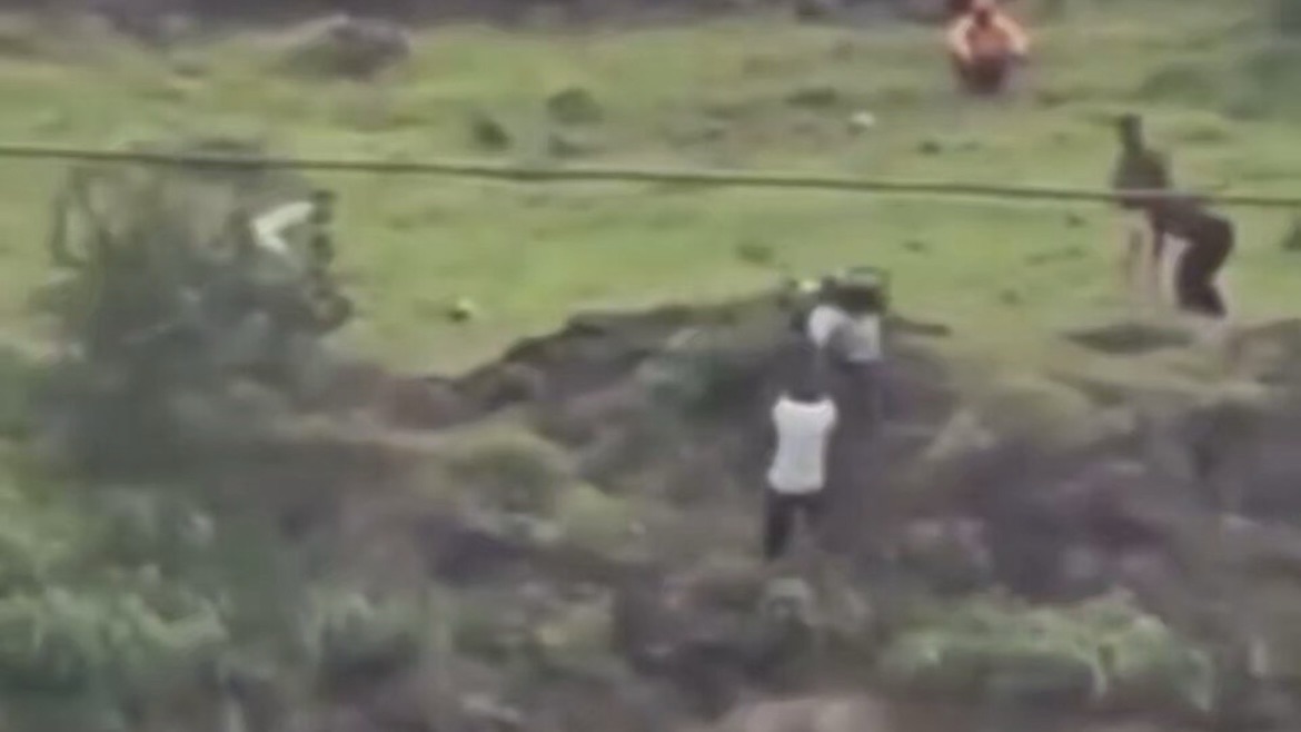 intento-evitar-que-su-hijo-se-suicidara:-cayeron-por-un-barranco-y-la-madre-se-tiro-al-vacio-al-verlos-morir