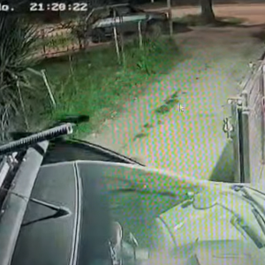 video:-delincuente-amenazo-con-un-arma-a-un-hombre-y-le-robo-el-auto-en-montevideo