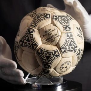 subastan-por-3-millones-de-euros-la-pelota-de-la-“mano-de-dios”-de-diego-maradona