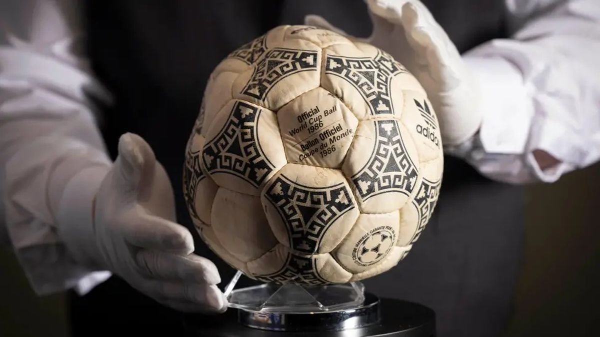 subastan-por-3-millones-de-euros-la-pelota-de-la-“mano-de-dios”-de-diego-maradona