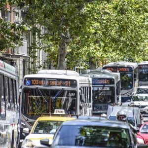 feriado-del-25-de-agosto:-que-servicios-estaran-cerrados,-cuales-funcionaran-y-que-pasara-con-los-omnibus-en-montevideo