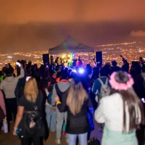 polemica-en-cerro-grande:-caminata-nocturna-incluyo-musica-y-luces-en-la-cumbre