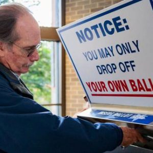 la-cour-supreme-americaine-autorise-provisoirement-le-decret-de-donald-trump-restreignant-le-vote-par-correspondance
