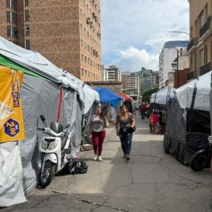 dos-meses-despues-de-los-terremotos:-familias-acampan-en-plazas-y-calles-de-caracas