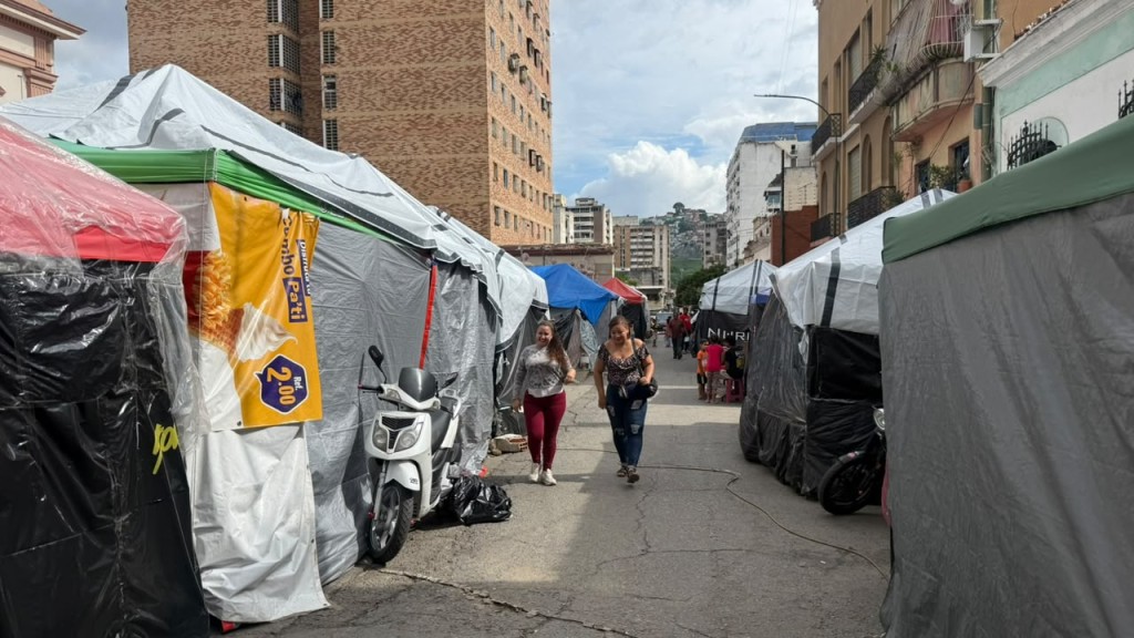 dos-meses-despues-de-los-terremotos:-familias-acampan-en-plazas-y-calles-de-caracas